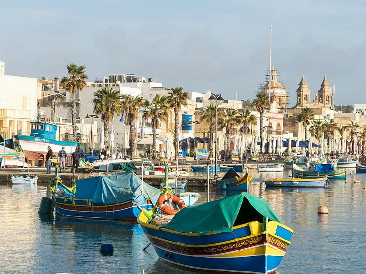 Área aberta com vista panorâmica do parque de pesca inteiro